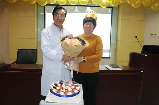 3月30日是8868在线官网登录平台 - 8868网页版登录侯旭波院长的生日。侯院长可能不记得今天是她的节日，因为她总是在繁忙中忘记自己的生日。为了给侯院长一个惊喜，顺便提升员工凝聚力，综合办员工早在好几天前就偷偷策划了一通4