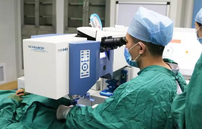 征兵视力体检、公务员体检，对于不少近视青年而言，体检这一门槛不能跨过的话，对于其未来都有着极为严重的影响。但是近视手术不是每个人都适合，比如未成年人，50岁以上中老年人不适合做。此外本身近视度数持续、快速加深，或者本身有青光眼、结膜炎等眼病的人，都不能进行近视摘镜手术.jpg