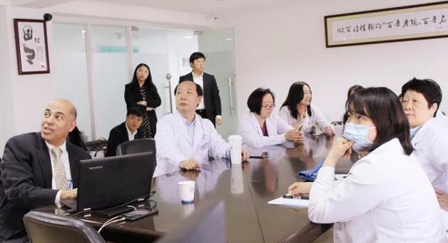 4月10日上午，美国iTrace视功能分析仪的发明者之一、美国 Baylor眼科研究所Joe S. Wakil教授来上海和平眼科医院交流访问，我院郭海科院长、张伟英副院长、晋军主任医师以及其他各科临床医生参加了会议并与Joe S. Wakil教授进行了详尽的交流及经验分享2.jpg