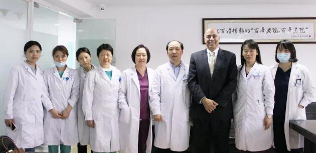 4月10日上午，美国iTrace视功能分析仪的发明者之一、美国 Baylor眼科研究所Joe S. Wakil教授来上海和平眼科医院交流访问，我院郭海科院长、张伟英副院长、晋军主任医师以及其他各科临床医生参加了会议并与Joe S. Wakil教授进行了详尽的交流及经验分享3.jpg