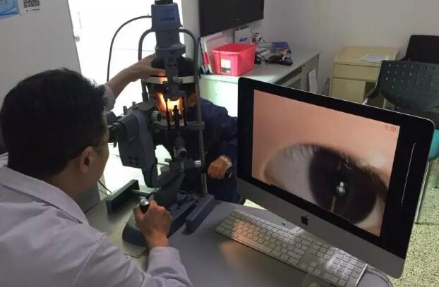 厦门大学附属厦门眼科中心白内障科毛祖红主任医师解释：白内障并不是老人的专属病，小孩也会得。先天性白内障多在出生前后即已存在，或在儿童期内罹患，其中有1/3是遗传因素，还有可能是孕期胎儿宫内病毒感染或者母体妊娠期糖尿病、甲亢、贫血、低钙、低维生素A、晚期缺氧等，以及新生儿代谢紊乱如低血糖，甲状旁腺功能低，半乳糖血症等