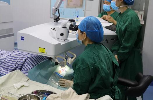 重庆8868在线官网登录平台 - 8868网页版登录屈光手术中心职红主任进行详细解答。长期佩戴隐形眼镜 不影响摘镜手术“不正确配戴隐形眼镜，会对眼睛造成一定的伤害，但是不会影响做近视手术， 通过严格的22项术前检查，就能接受适合自己的摘镜手术2.jpg