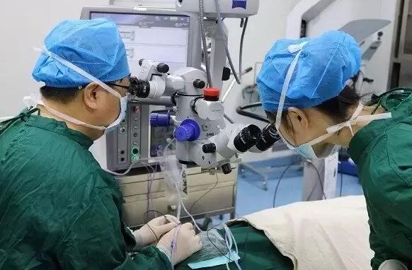 2017年7月2日秦斌院长完成 台非接触广角镜下25G微创玻切手术，主要手术设备为美国爱尔康超乳玻切机、法国光太532眼底激光医治仪等。.jpg
