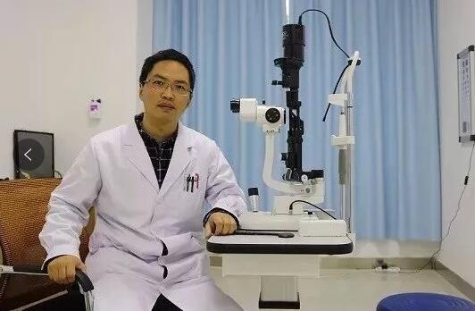 2017年10月30日小儿眼科及斜弱视科主任张兴兵在“ 三届全国验光与配镜职业技能竞赛”安徽赛区预赛中获得综合得分 一名。.jpg