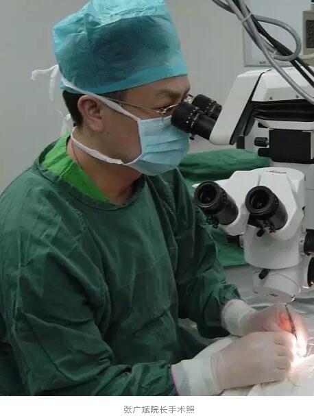 蔡司三焦点人工晶体把人眼看远、看中间距离以及看近的三个焦点都设计在一个人工晶体里面，用这样的人工晶体置换人自己的晶体，不但可以 晶体的透明性，还可以模拟人眼的变焦能力，让人重新同步拥有远中近的三种视力4.jpg