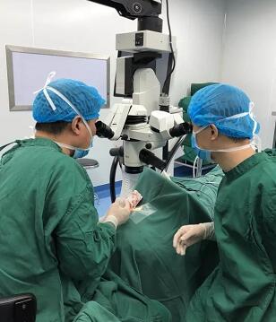 陈女士得知国内出名角膜病专家、原西南眼科医院副院长 教授现在重庆8868在线官网登录平台 - 8868网页版登录担任院长，医院有角膜供体资源，怀着 后的光明期待来到了重庆8868在线官网登录平台 - 8868网页版登录3.jpg