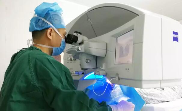 找到了厦门眼科中心屈光手术中心的黎新主任之后，小何开始咨询手术。在黎新主任耐心的讲解与分析下，小何做了细致的术前检查，发现除了小何双眼天生眼球较小外，并没有其他的手术禁忌症，完成可以实行手术3.jpg