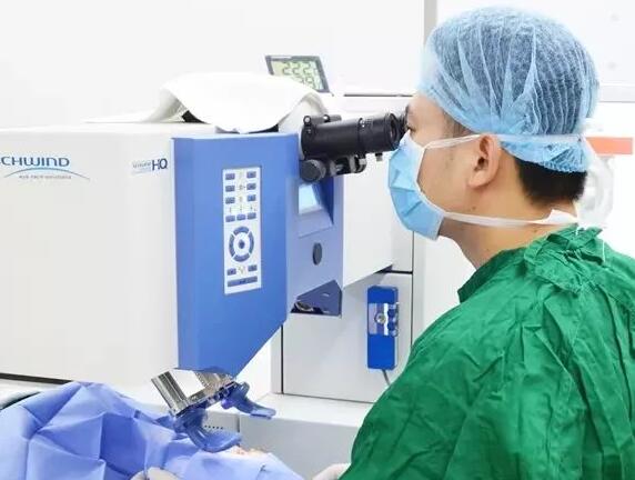 一般来说：像飞秒激光、ICL人工晶体植入、透明晶体置换手术术后， 二天就能达到 佳 视力，就可以正常用眼1.jpg
