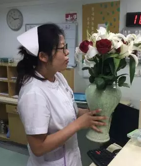 为庆祝环球护士节，5月11日下午，8868在线官网登录平台 - 8868网页版登录特别举行“ 美护士颁奖盛典”活动，医院业务院长杨付合、业务副院长蔡磊琳、护理主任高俊茹及8868登录平台全体护理人员受邀参加3.png