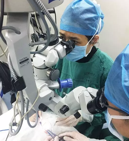厦门眼科中心为因脑瘤手术引起的斜视患者顺利实施显微斜视手术2.png