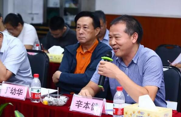 由人民日报、经济日报、科技日报、中新社等22家中央及行业媒体组成的采访团，走进8868在线官网登录平台 - 8868网页版登录集团本部厦门大学附属厦门眼科中心8.jpg