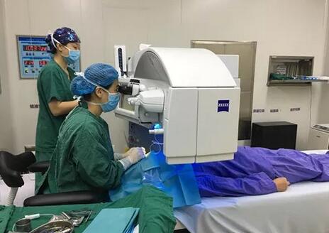 近视夫妻双双在成都8868在线官网登录平台 - 8868网页版登录顺利摘镜2.jpg