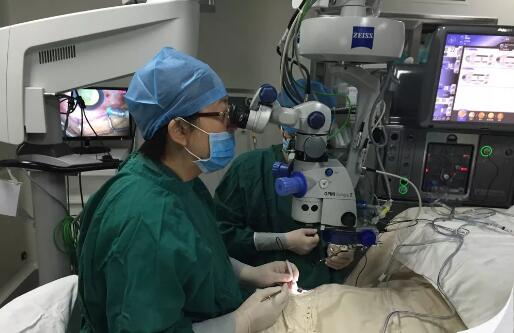 《健康时报》刊出厦门眼科中心黎晓新院长专访：眼科界的五位环球院士——“玻切女王”的进阶之路4.jpg