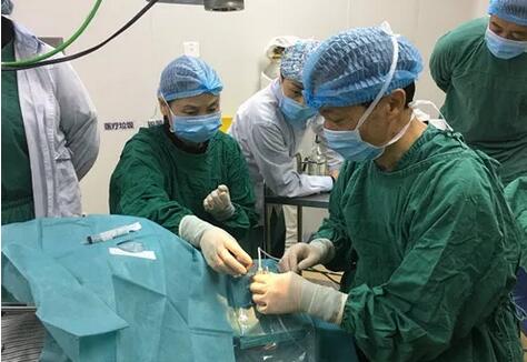 成都8868登录平台医院院长陈晓明教授为资阳市安岳县青光眼患者进行青光眼超声睫状体成形术1.jpg
