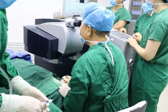 8868在线官网登录平台 - 8868网页版登录集团副总院长、厦门大学附属眼科中心业务院长王骞教授莅临西安8868在线官网登录平台 - 8868网页版登录为近视患者量身定制个性化手术方案1.jpg