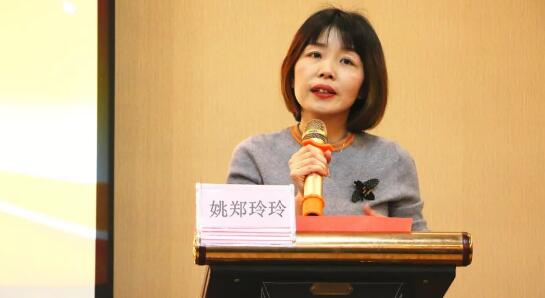在厦门市翔安区卫计局的组织下，1月29日下午，翔安区全科医生眼科培训班在翔安鑫博雅酒店顺利举办。厦门眼科中心的专家讲师团为来自翔安区的200余名全科医生进行了眼科知识培训。培训班上，厦门眼科中心副总经理姚郑玲玲发表了讲话。2.jpg