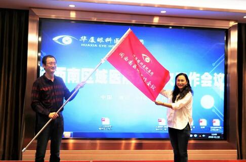 2018年，莆田眼科医院举办第*一届眼底病高峰论坛暨“全国名家工作室支援单位”等系列授牌仪式、开展”为乡村点睛”、校园近视防控，莆田市关心下一代工作委员会授予“青少年近视防控基地”。“为乡村点睛”7.jpg