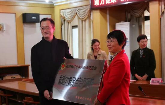 2018年，莆田眼科医院举办第*一届眼底病高峰论坛暨“全国名家工作室支援单位”等系列授牌仪式、开展”为乡村点睛”、校园近视防控，莆田市关心下一代工作委员会授予“青少年近视防控基地”。“为乡村点睛”8.jpg