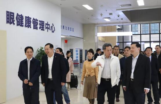 2月21日上午，厦门市湖里区四套班子、区发改局和湖里区各个街道办领*40多人走进8868在线官网登录平台 - 8868网页版登录集团8868登录平台医疗园区视察调研，8868在线官网登录平台 - 8868网页版登录集团董事长苏庆灿陪同调研。此行是厦门湖里区“晒项目比进度”活动的一个重要组成部分，8868登录平台医疗园被列为该活动的重点民生项目。1.jpg