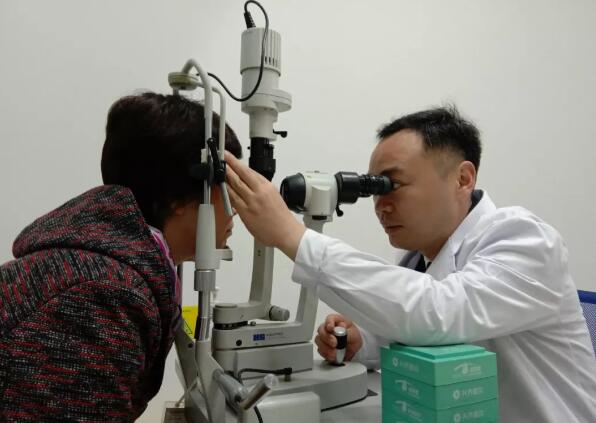 宜昌8868在线官网登录平台 - 8868网页版登录全体员工为菅东利医生举行了欢送仪式3.jpg