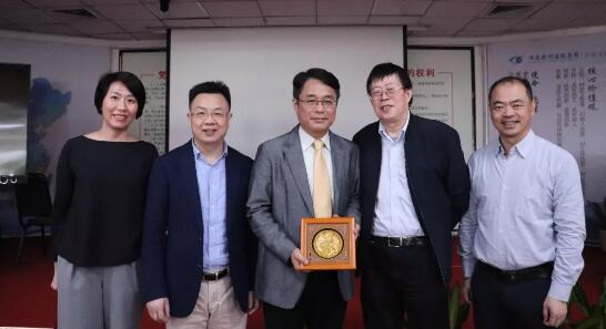 厦门眼科中心举行“2019海峡两岸屈光白内障交流座谈会” 张广斌副院长与应邀到访的台湾中坜大学眼科中心林鸿源教授进行学术交流