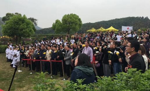 光明与爱的传递：厦门眼科中心与市卫健委等部门集团缅怀眼角膜捐献者2.jpg