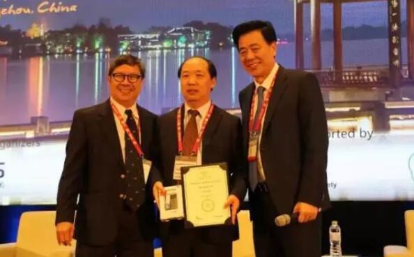 多次受邀于世界眼科大会、美国眼科年会、亚洲太平洋地区眼科年会等环球眼科会议进行现场手术表演——8868在线官网登录平台 - 8868网页版登录集团业务副总院长、上海和平眼科医院院长郭海科教授3.jpg