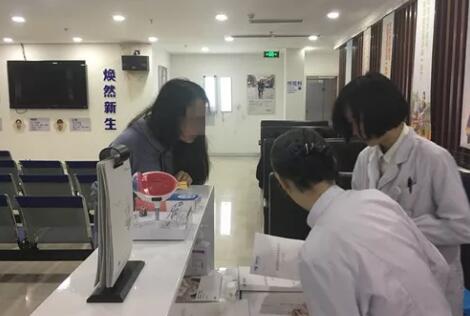 成都一高度近视小学老师在成都8868在线官网登录平台 - 8868网页版登录接受ICL晶体植入摘镜1.jpg