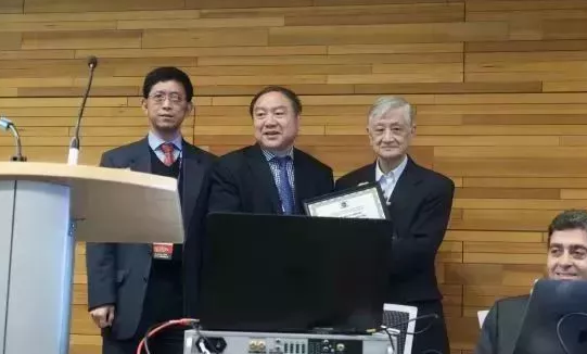 继黎晓新教授之后，来自厦门眼科中心的赵堪兴教授也获得美国眼科学和视觉科学研究大会2019年中国-ARVO眼科高峰论坛杰出领袖奖(Outstanding Leadership Award)2
