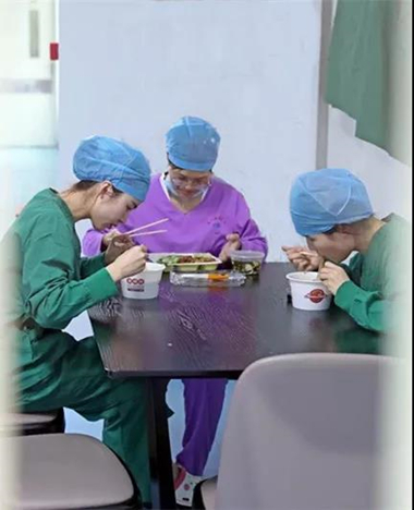 海西晨报：走进厦门大学附属厦门眼科中心五缘院区手术室的等候区，便来到了这家医院 安静、 神秘的地方——手术室9.jpg