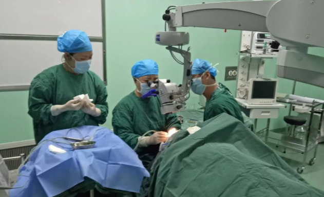 13日，厦门眼科中心白内障专科的李立梅博士所带领的医疗小组，在抵达隆德后就直奔县人民医院。13日、14日两天，医疗小组接连为14位老年白内障患者实施了“白内障超声乳化+人工晶体植入术”，让他们有机会重见光明4.png