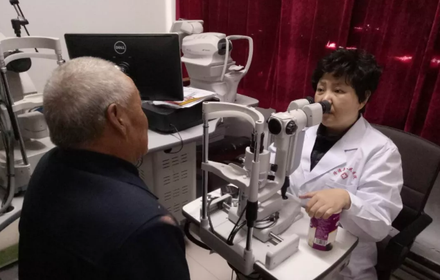 13日，厦门眼科中心白内障专科的李立梅博士所带领的医疗小组，在抵达隆德后就直奔县人民医院。13日、14日两天，医疗小组接连为14位老年白内障患者实施了“白内障超声乳化+人工晶体植入术”，让他们有机会重见光明3.png