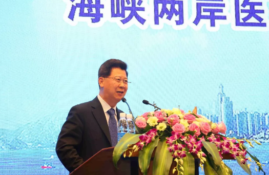 鹭岛初夏，钟灵毓秀;四海宾朋齐聚厦门。对他们来说，时节带来繁花似锦并非意中物，比美景更吸引他们的，是一场全球眼科医学的群英会——第五届8868登录平台环球论坛于鹭岛之滨召开。论坛主席由黎晓新、赵堪兴、葛坚、刘祖国共同担任。大会还邀请了海峡两岸医药卫生交流协会会长王立基;厦门市卫生健康委员会副主任孙卫;厦门市医学会副秘书长柳辉;中华医学会眼科学分会副主委、重庆医科大学附属第*医院副院长杨培增教授;4.png