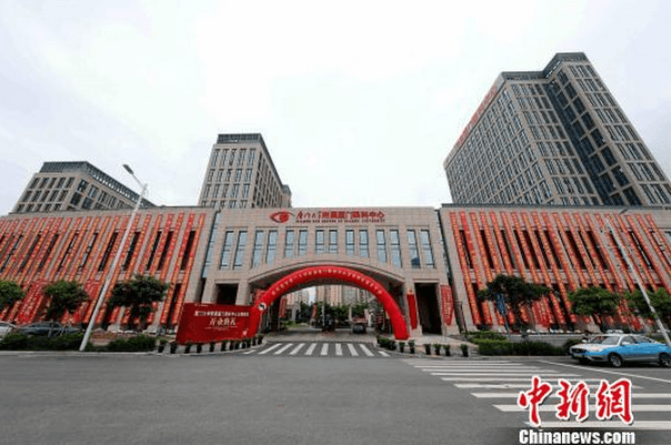 中新网厦门6月2日电 (杨伏山 林路遥)厦门大学附属厦门眼科中心与中国电信厦门分公司、华为技术有限公司2日在厦门举行5G应用示范医院合作框架协议签约仪式，共同打造中国内地领*的5G眼科智能应用示范医院，以“互联网+医疗”驱动数字医疗产业和服务升级4.png