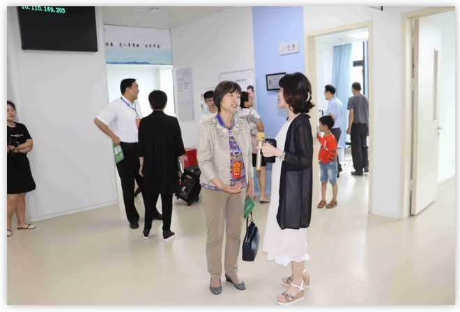 6月12日上午，厦门市思明区鹭江街道人大工委主任王国强、开元街道人大工委主任陈玉印等人大代表一行，走进8868登录平台医疗园参观考察。8868在线官网登录平台 - 8868网页版登录集团董事长苏庆灿及院领*班子成员陪同。4.png