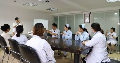 6月28日下午，上海和平眼科医院党支部医护手语培训课如期开始。自从医院开通“爱心助聋通道”以来，通过每一*次手语课程的学习，医护人员已经基本掌握了一些日常用语及简单的就医情景对话，并在手语老师的指导下开始尝试与聋人病患用手语交流2.png