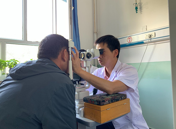 中国常州网：常州眼科专家陈兵“打飞的”赴尼勒克送“光明”3.png