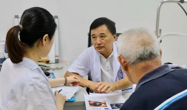 姚晓明教授来福州眼科医院，为解除角膜病患痛苦2.jpg