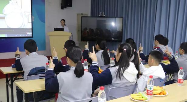 1月16日下午，厦门双十中学初一年段的同学们在老师们的带领下，走进厦门大学附属厦门眼科中心，一同探寻眼睛奥秘，开启一场“睛”彩的研学之旅。以拓展青少年视野，让青少年学习眼健康知识，提升学生们的爱眼意识2.jpg