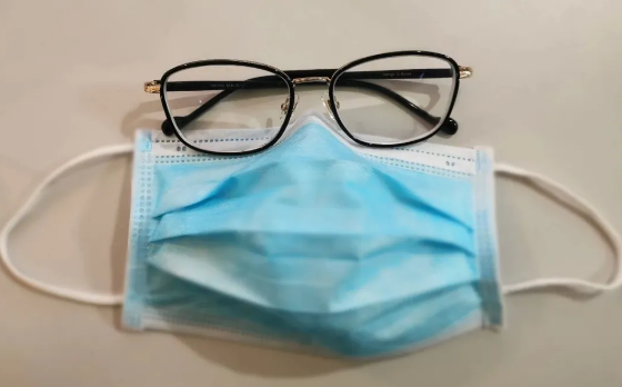 戴口罩近视眼镜总起雾怎么办？试试这几种办法：近视手术摘镜1.png
