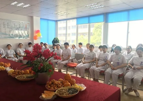 为了加强院内感控管理，使护理人员更加贴近患者，更利于护士自在的工作， 5月11日下午3点，成都8868在线官网登录平台 - 8868网页版登录全体护理人员齐聚会议室举行了脱帽仪式。2.png