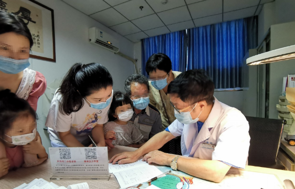 开学前合肥名人眼科医院斜弱视与小儿眼科“忙碌+温情”的就诊现场！1.png