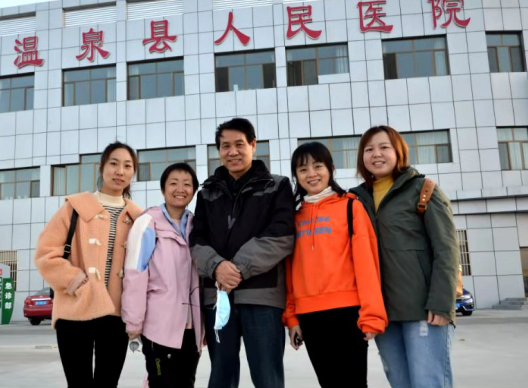 10月14日，宜昌市归国华侨联合会和宜昌8868在线官网登录平台 - 8868网页版登录共同发起的“侨爱心光明行”大型义诊活动正式启动。9名家护组团赴新疆温泉县义诊。宜昌市市委常委、统战部部长王均成出席活动并为医疗队授旗。8.png