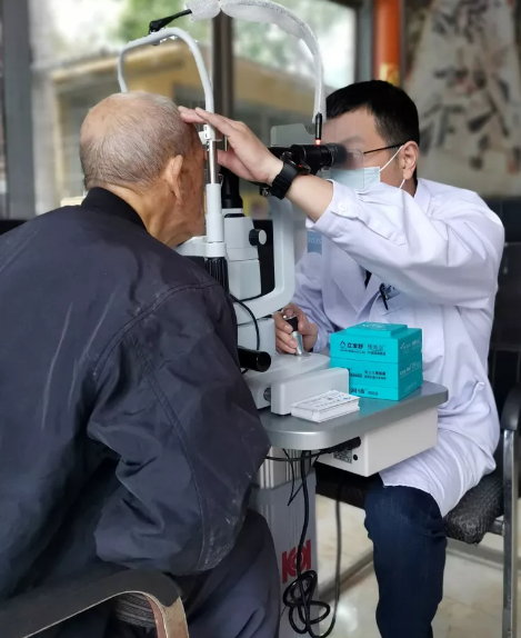 爱心传递进公园——莆田眼科医院爱眼护眼暖人心在凤凰山公园开展了“护眼爱眼进公园，情意暖人心”活动，主要服务项目包括眼视力测试、眼压、裂隙灯检查及白内障、翼状胬肉等眼科疾病筛查、眼保健咨询服务等2.png