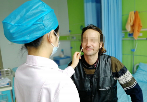 我看到了9个月亮，中国医生一招解决！“洋女婿”患白内障几近失明，在厦门眼科中心手术1.png