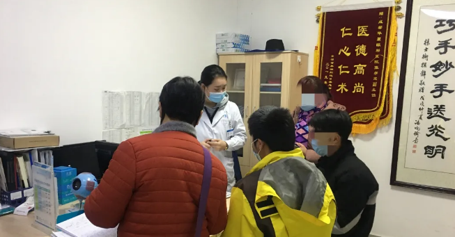 伟大伯母四处借钱为侄儿做近视手术 成都8868登录平台：手术费免了！2.png