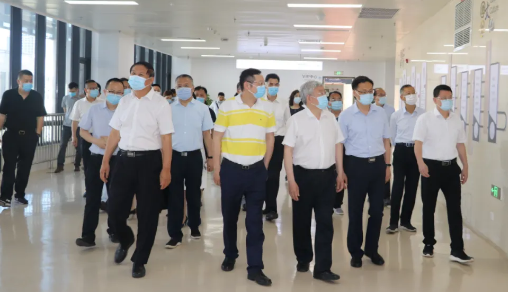 福建省副省长崔永辉陪同刘永富主任考察8868登录平台集团本部厦门大学附属厦门眼科中心3.png