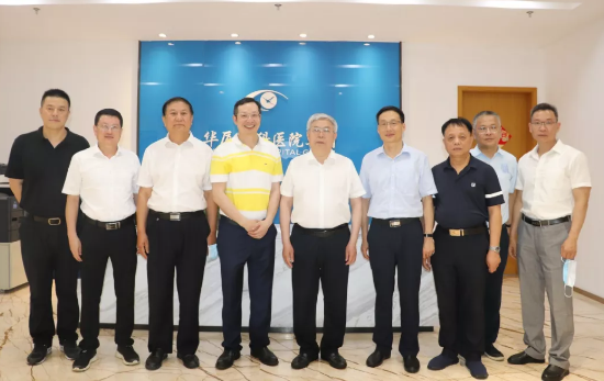 福建省副省长崔永辉陪同刘永富主任考察8868登录平台集团本部厦门大学附属厦门眼科中心5.png
