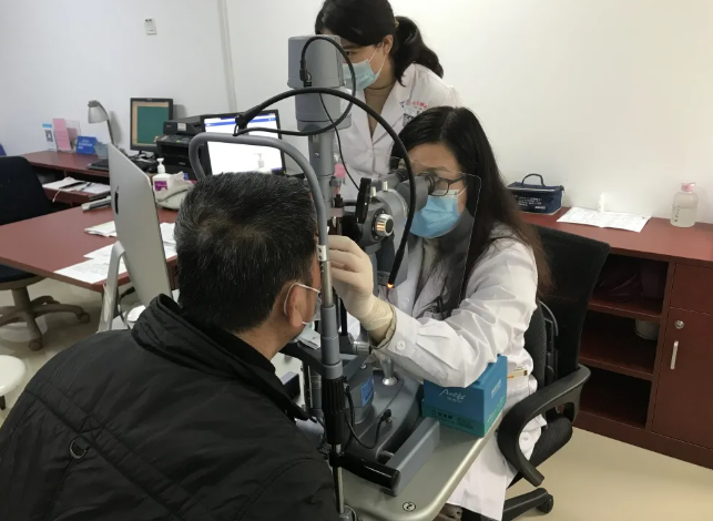 青光眼手术迈入微 时代！我院王玉宏教授完成XEN凝胶支架引流管植入术2.png