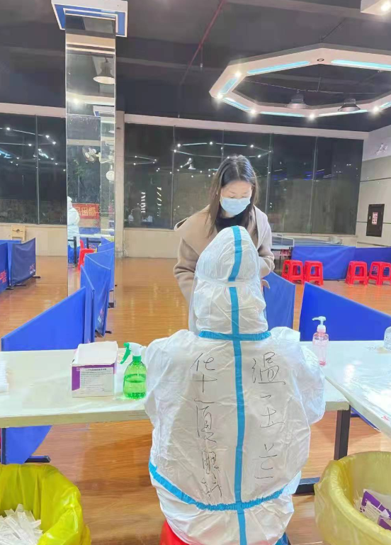 疫情下的“逆行者”：8868登录平台医务人员七天不分昼夜奋战在核酸采样现场2.png